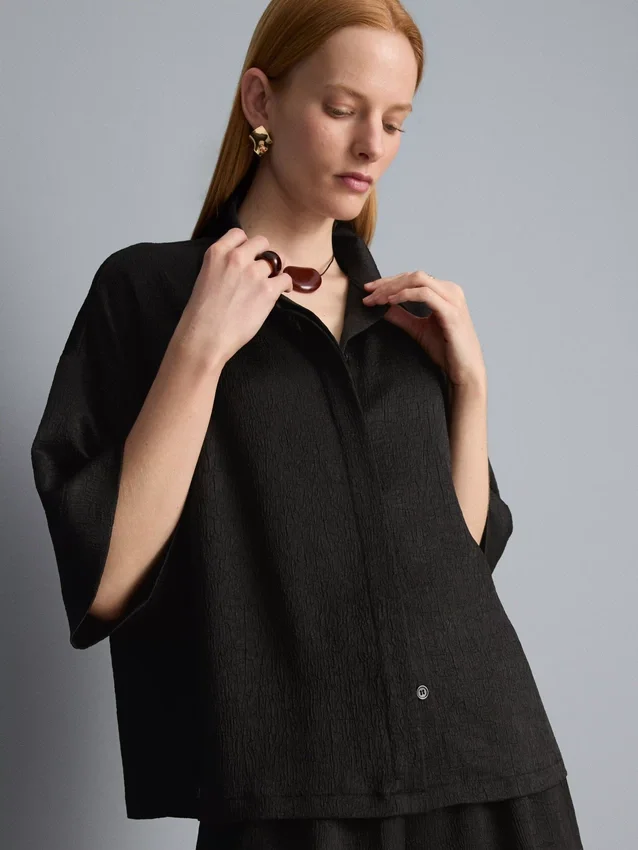 Camisa de cetim texturado de corte descontraído
