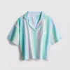 Camisa de pijama curta com riscas em tons pastel, ideal para relaxar