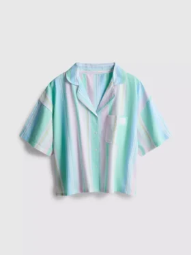 Camisa de pijama curta com riscas em tons pastel, ideal para relaxar