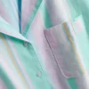 Camisa de pijama curta com riscas em tons pastel, ideal para relaxar