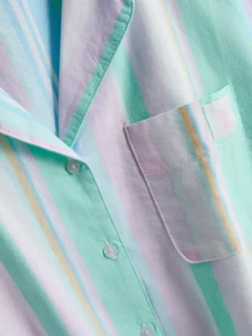 Camisa de pijama curta com riscas em tons pastel, ideal para relaxar