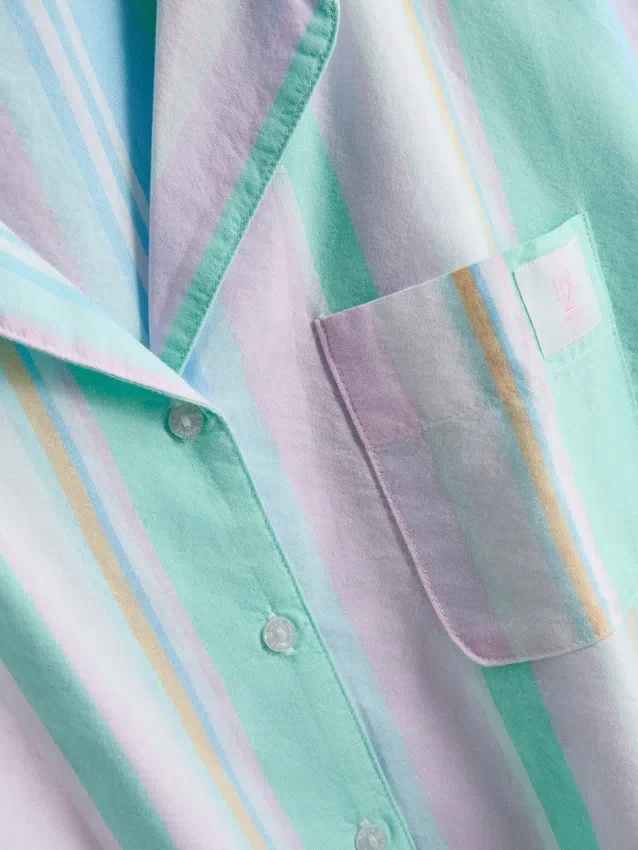 Camisa de pijama curta com riscas em tons pastel, ideal para relaxar