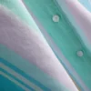 Camisa de pijama curta com riscas em tons pastel, ideal para relaxar