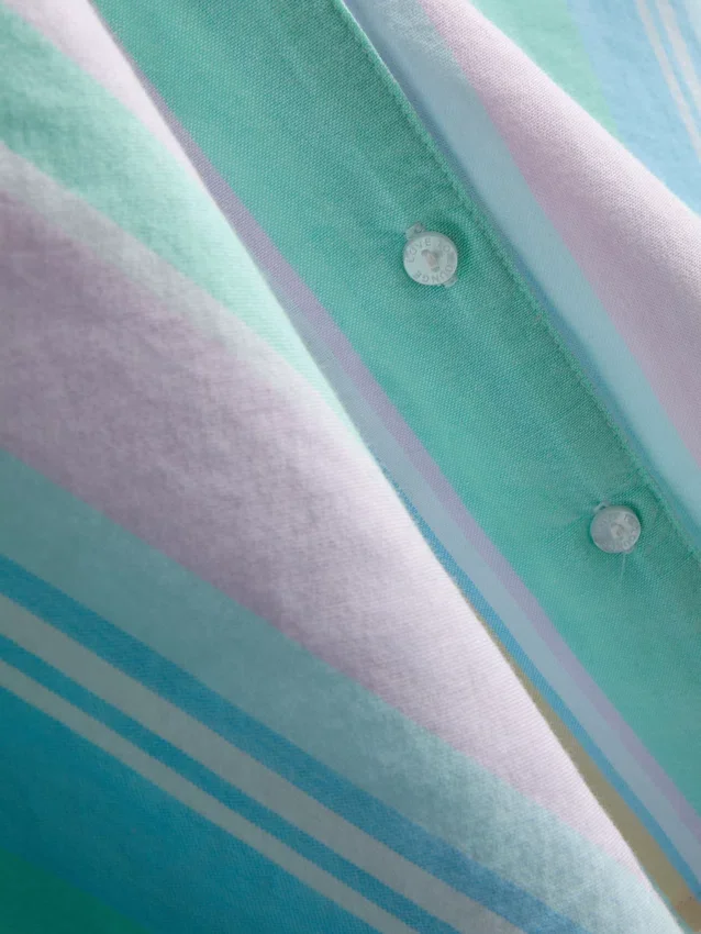 Camisa de pijama curta com riscas em tons pastel, ideal para relaxar