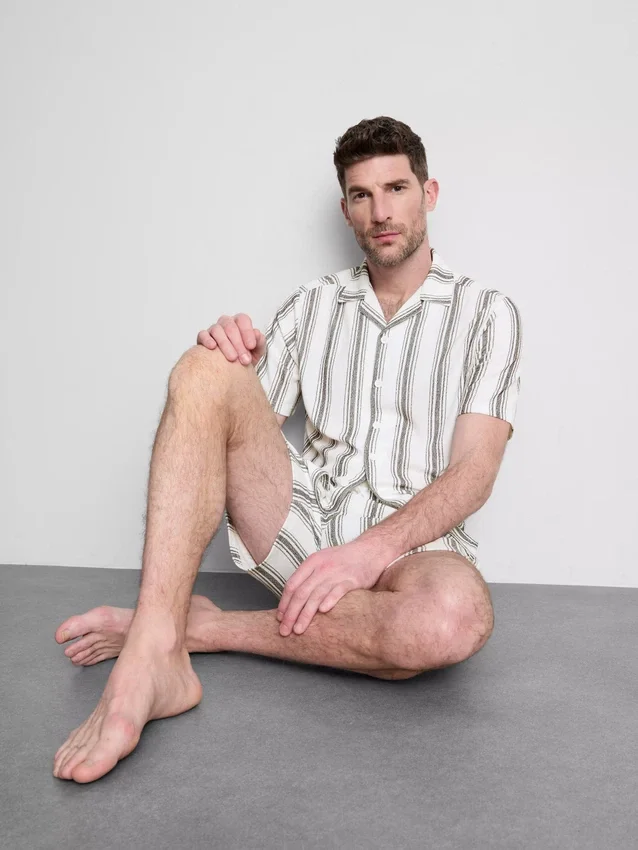 Camisa de pijama às riscas