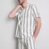 Camisa de pijama às riscas