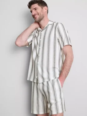 Camisa de pijama às riscas