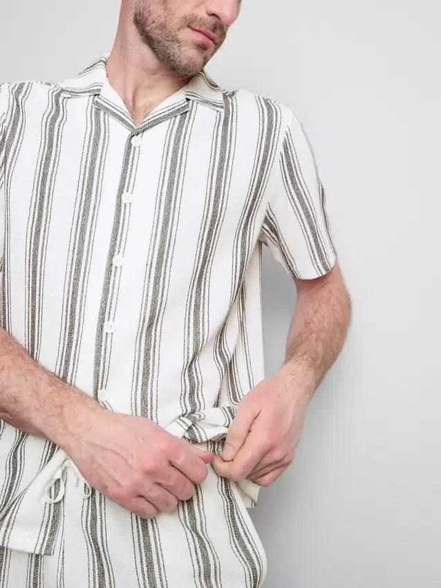 Camisa de pijama às riscas