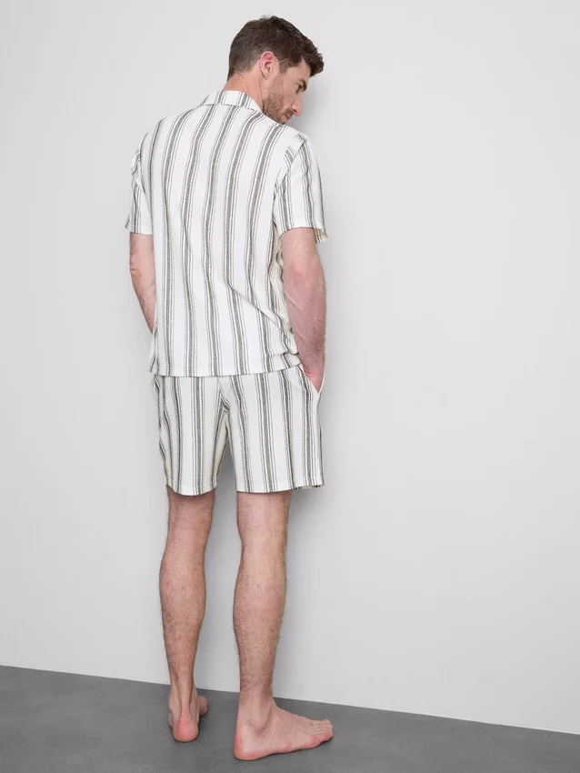 Camisa de pijama às riscas