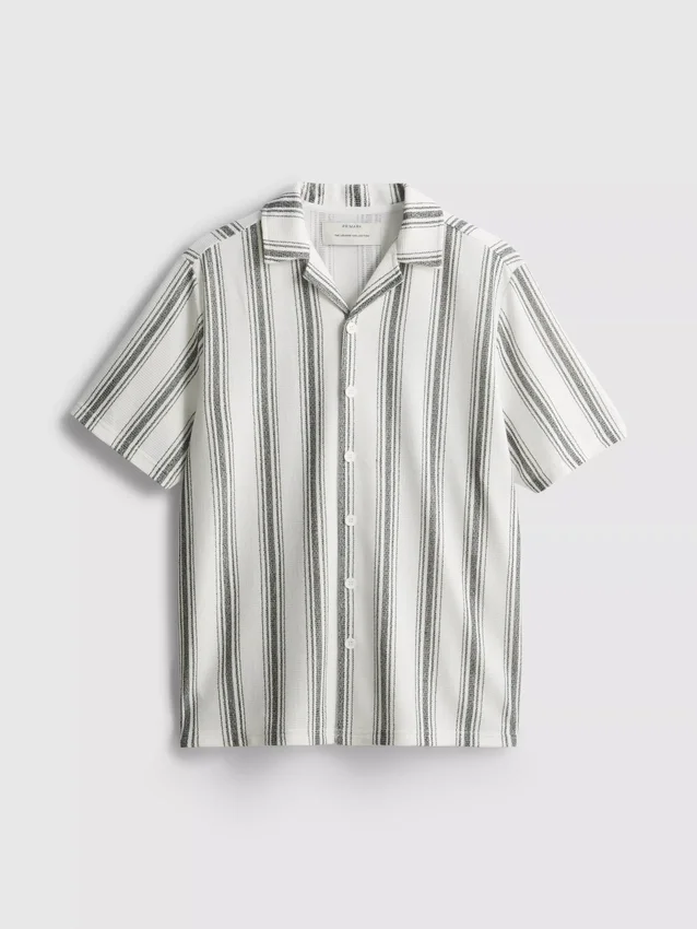 Camisa de pijama às riscas