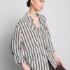 Camisa descontraída com botões e bainha curva