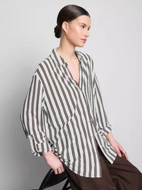 Camisa descontraída com botões e bainha curva