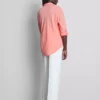 Camisa descontraída com botões e bainha curva
