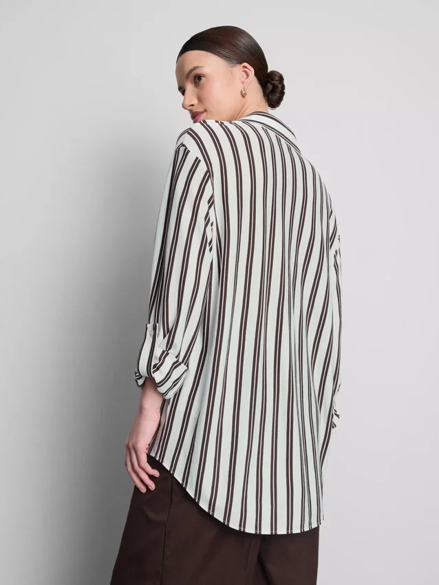 Camisa descontraída com botões e bainha curva