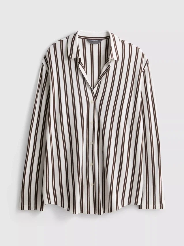 Camisa descontraída com botões e bainha curva