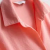 Camisa descontraída com botões e bainha curva