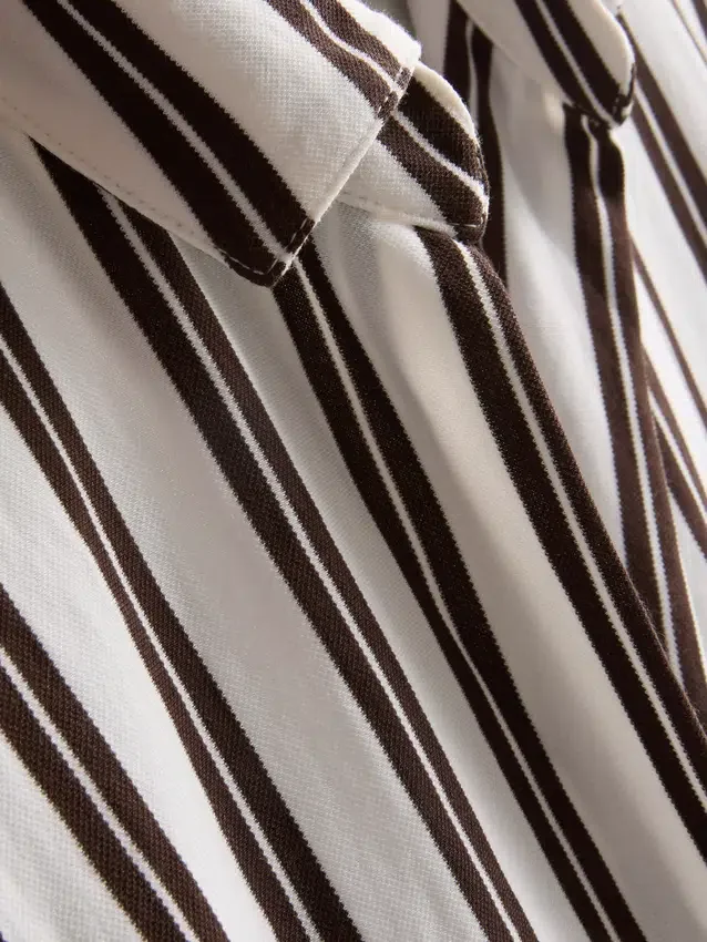 Camisa descontraída com botões e bainha curva