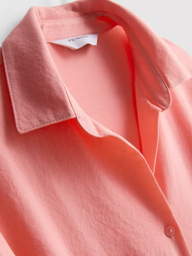 Camisa descontraída com botões e bainha curva