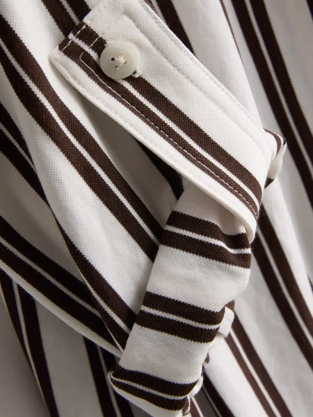 Camisa descontraída com botões e bainha curva