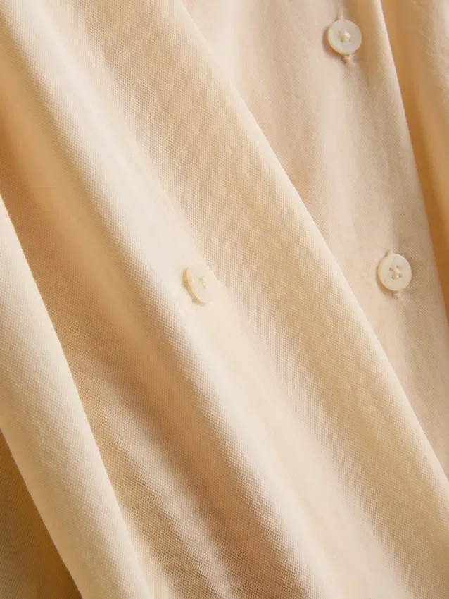 Camisa descontraída com botões e bainha curva