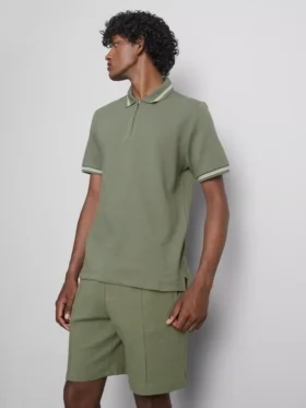 Camisa polo com gola com fecho e textura