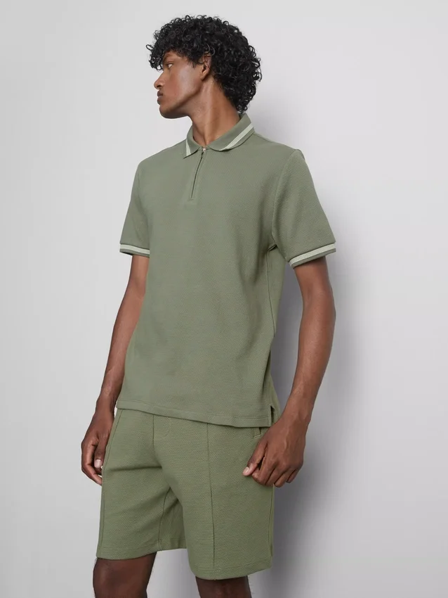 Camisa polo com gola com fecho e textura