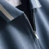 Camisa polo com gola com fecho e textura