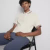Camisa polo com gola com fecho e textura