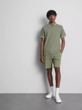 Camisa polo com gola com fecho e textura