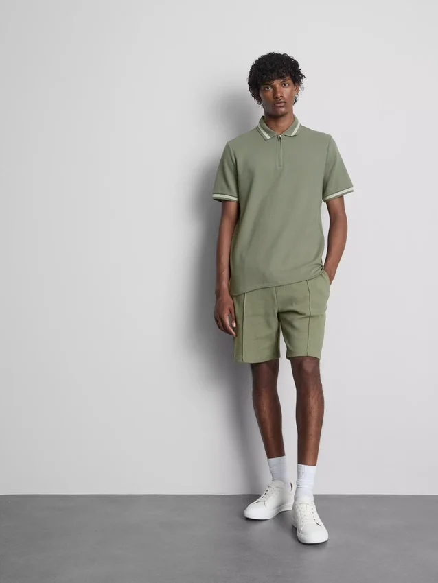 Camisa polo com gola com fecho e textura