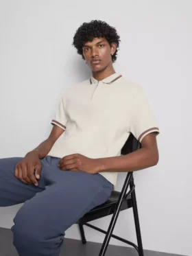 Camisa polo com gola com fecho e textura