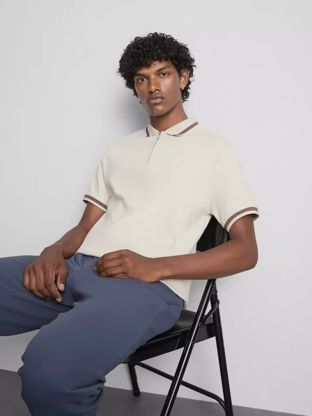 Camisa polo com gola com fecho e textura