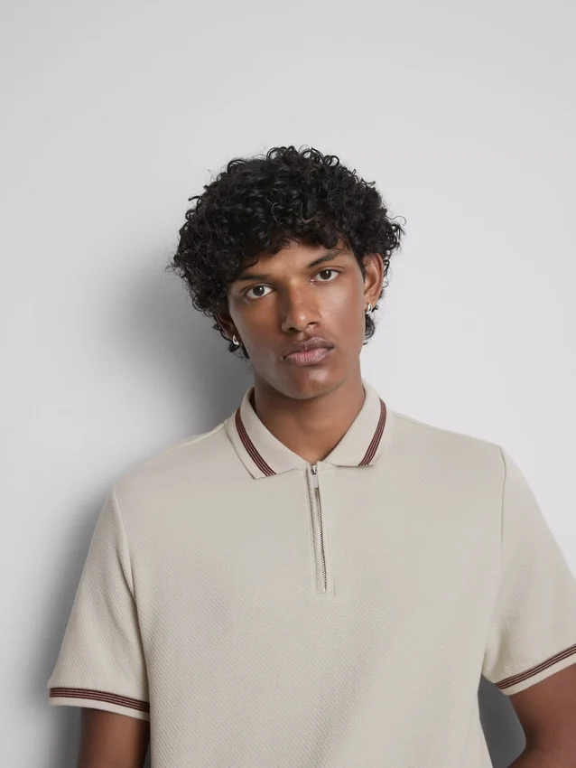 Camisa polo com gola com fecho e textura