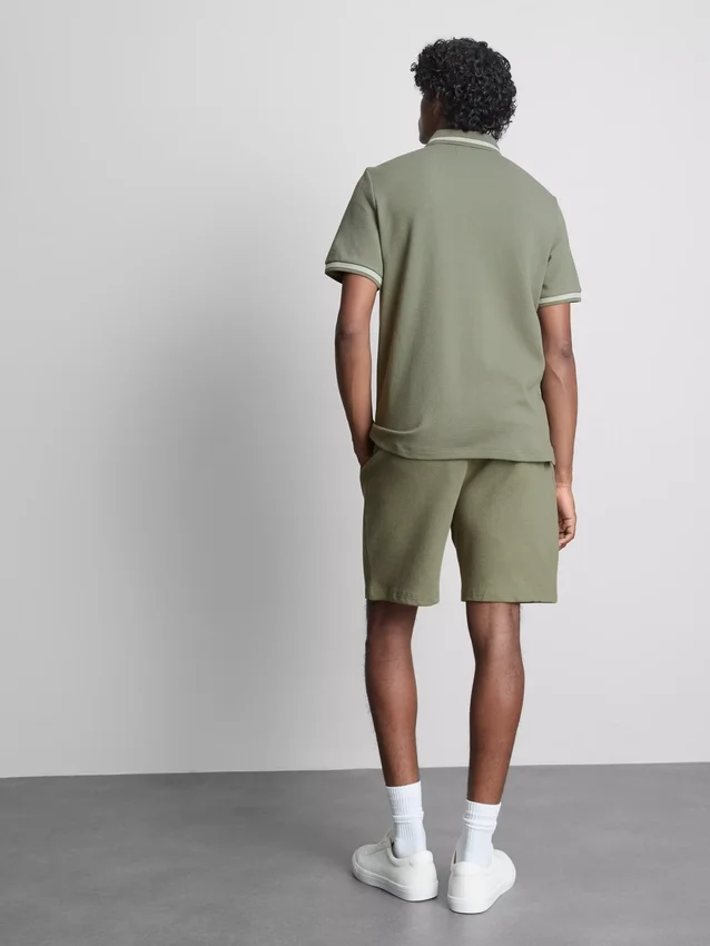 Camisa polo com gola com fecho e textura