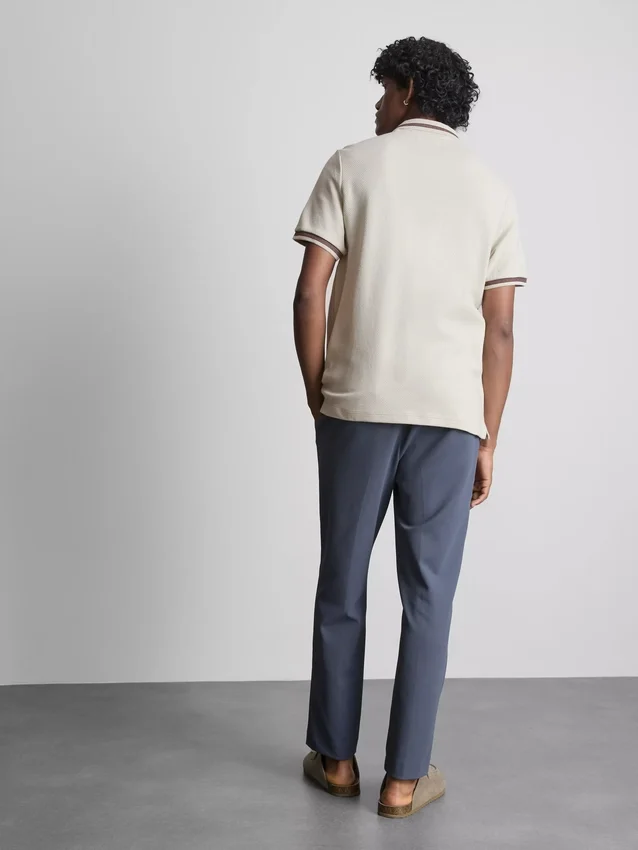 Camisa polo com gola com fecho e textura