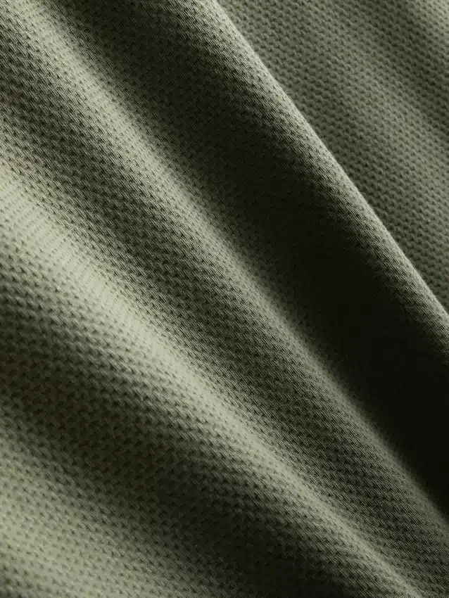 Camisa polo com gola com fecho e textura