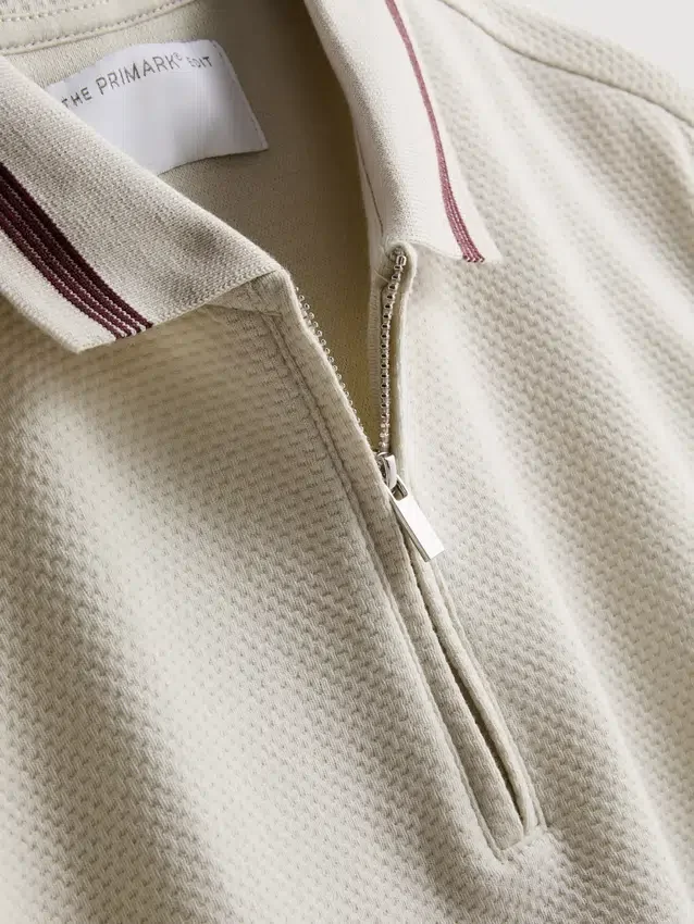 Camisa polo com gola com fecho e textura