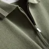 Camisa polo com gola com fecho e textura