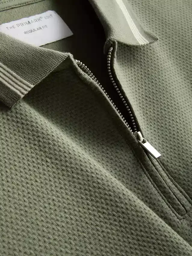 Camisa polo com gola com fecho e textura