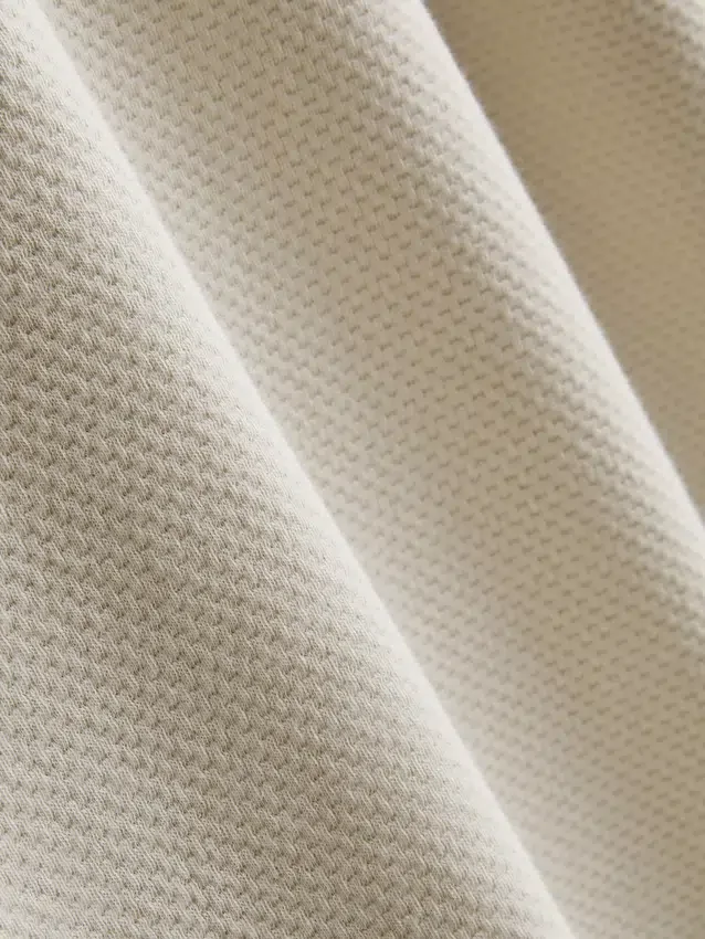 Camisa polo com gola com fecho e textura