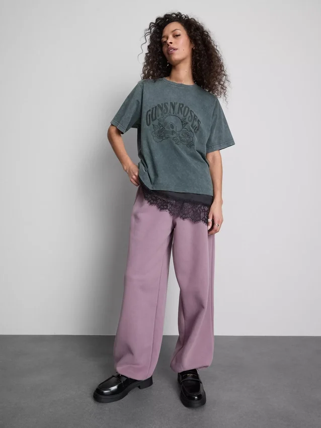 Camisas com acabamento em renda dos Guns N’ Roses