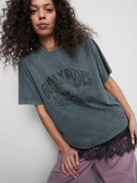 Camisas com acabamento em renda dos Guns N’ Roses