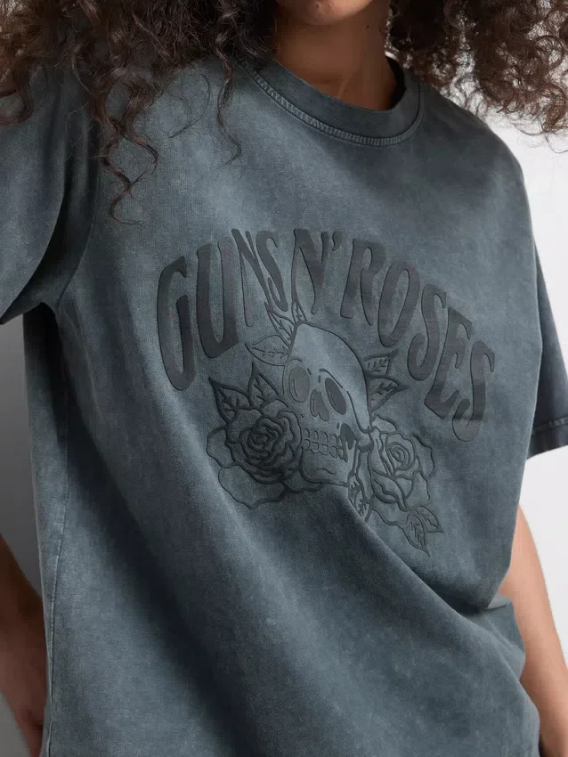 Camisas com acabamento em renda dos Guns N’ Roses