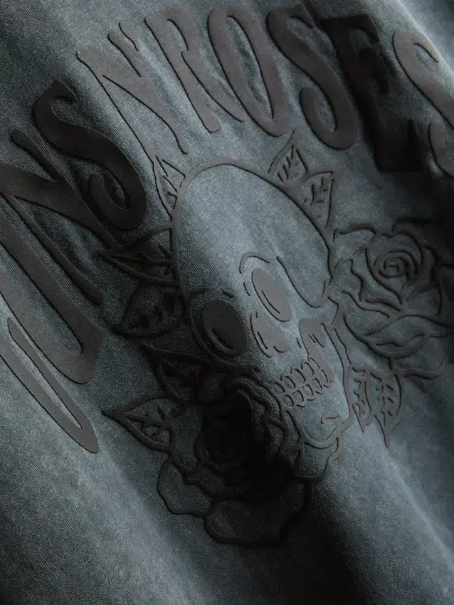 Camisas com acabamento em renda dos Guns N’ Roses