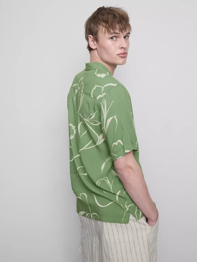 Camisas com colarinho reverso floral