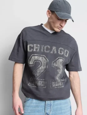 Camisas com decote em V e estampado de Chicago