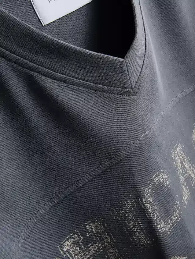 Camisas com decote em V e estampado de Chicago
