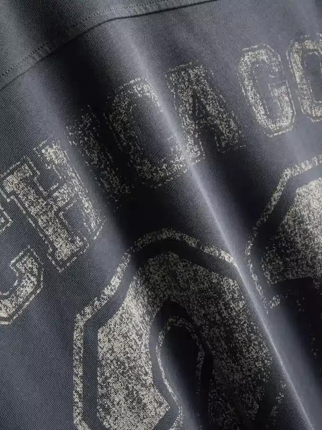 Camisas com decote em V e estampado de Chicago
