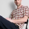 Camisas com estampado de azulejos costeiros