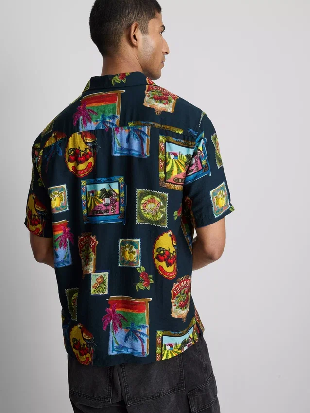 Camisas com gola revere e estampado «Resort»